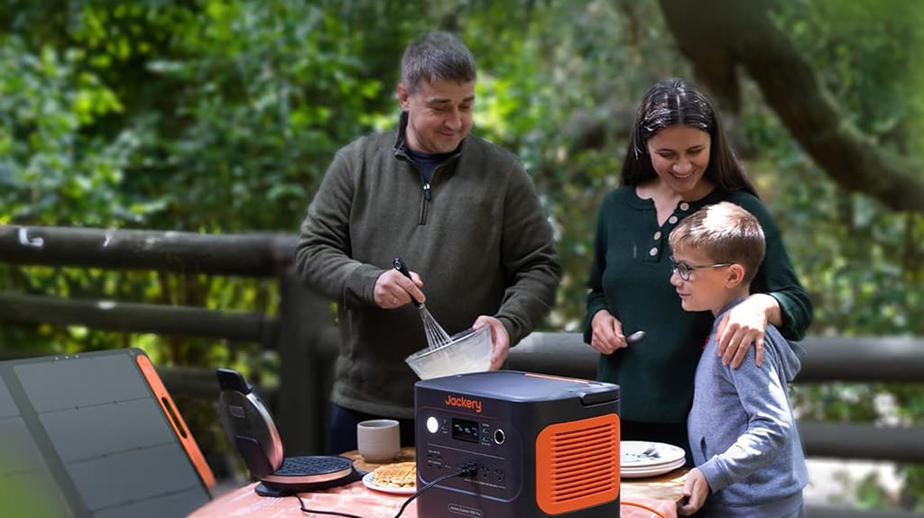 Jackery Solar Generator Roam Kit Portable Power Station and Solar Panels - Expandable Backup Power for Camping and Outdoor Adventures